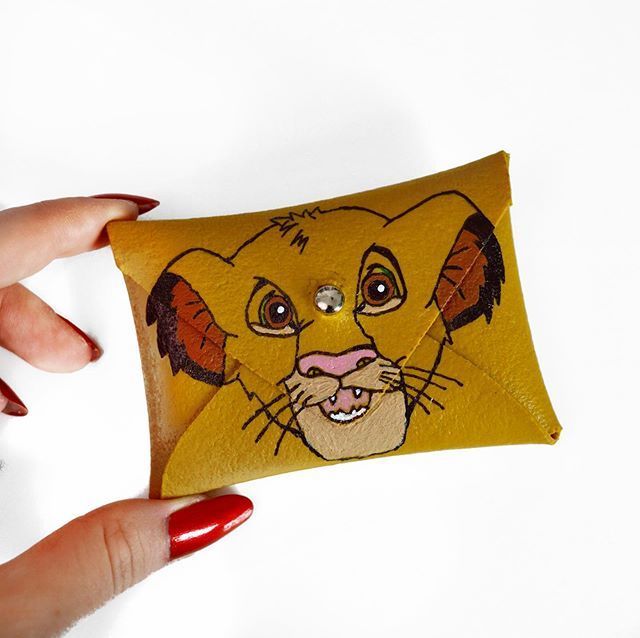 Soyez au rendez-vous demain à 9h sur ma chaîne YouTube (misslolocreative) pour apprendre comment réaliser ce porte-monnaie Simba en FIMO Leather Effect 🦁

.

Vous en pensez quoi ? Personnellement, je l’adore 🥰

.

#fimo #fimostaedtler #fimocreation #… ift.tt/33CQyIN