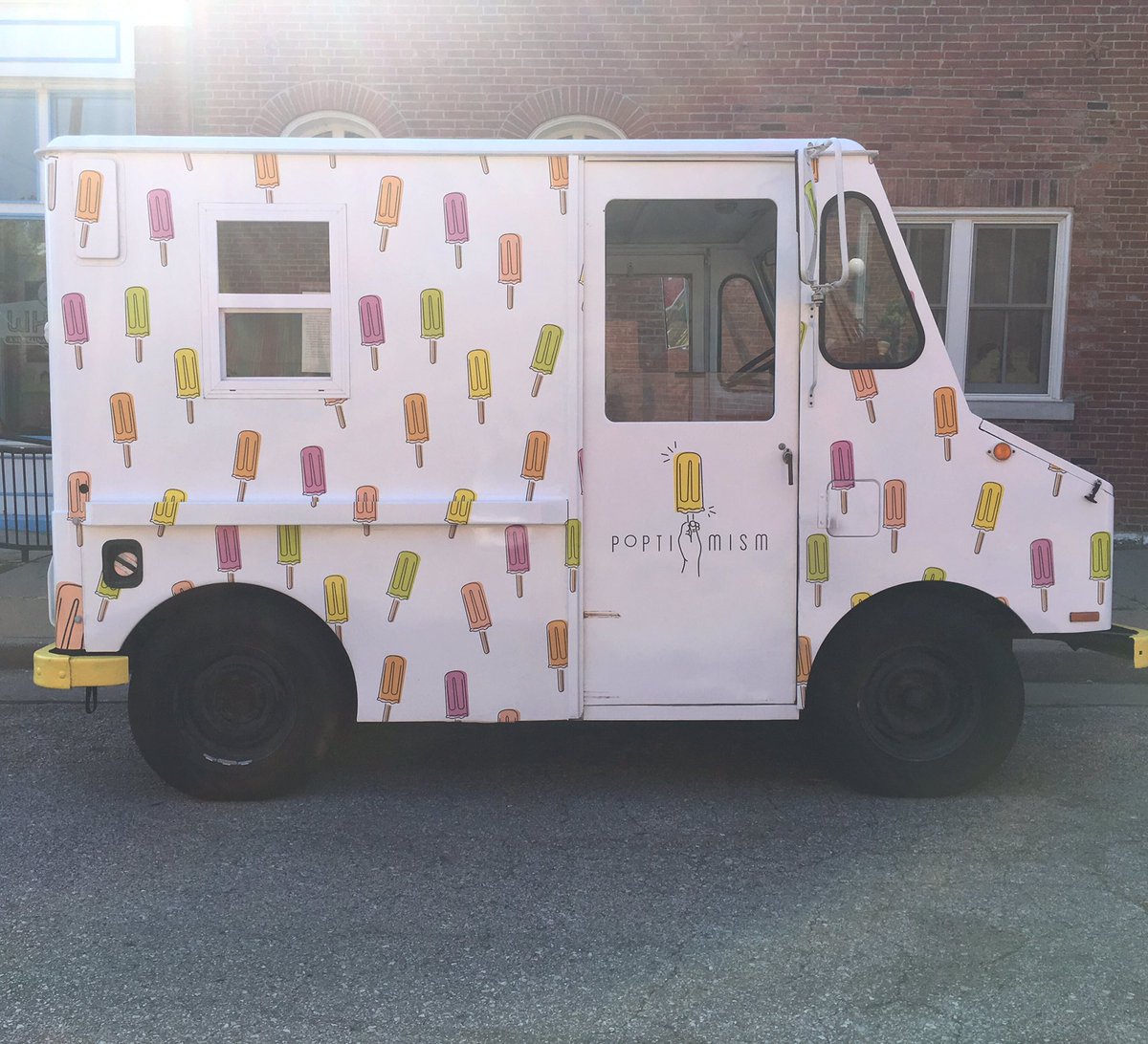 HungerCurbed's tweet image. We love the look (and taste, of course) of @poptimismstl 🤩 tag a good lookin’ truck in the comments! #foodtruckfriday #icecream #icecreamtruck #stlfoodtrucks #stl #hungercurbed