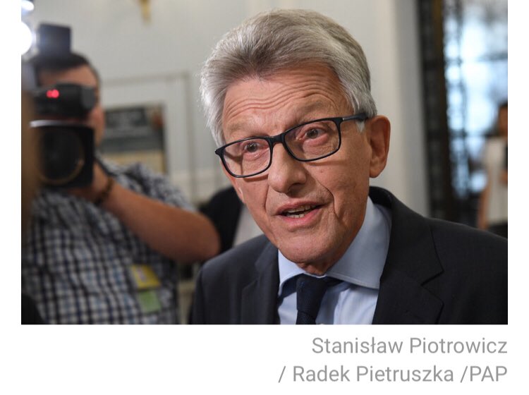 Dorota_Brejza's tweet photo. Poseł Piotrowicz tak się starał. Z bolszewicką swadą prowadził komisje sprawiedliwości, z mównicy krzyczał nawet „precz z komuną”, woził żonie Gulfstreamem sztuczne łzy na suche oko. I co? I nico. 5 miejsce na liscie PiS do Sejmu w Krośnie. https://t.co/VdMzo35BL8
