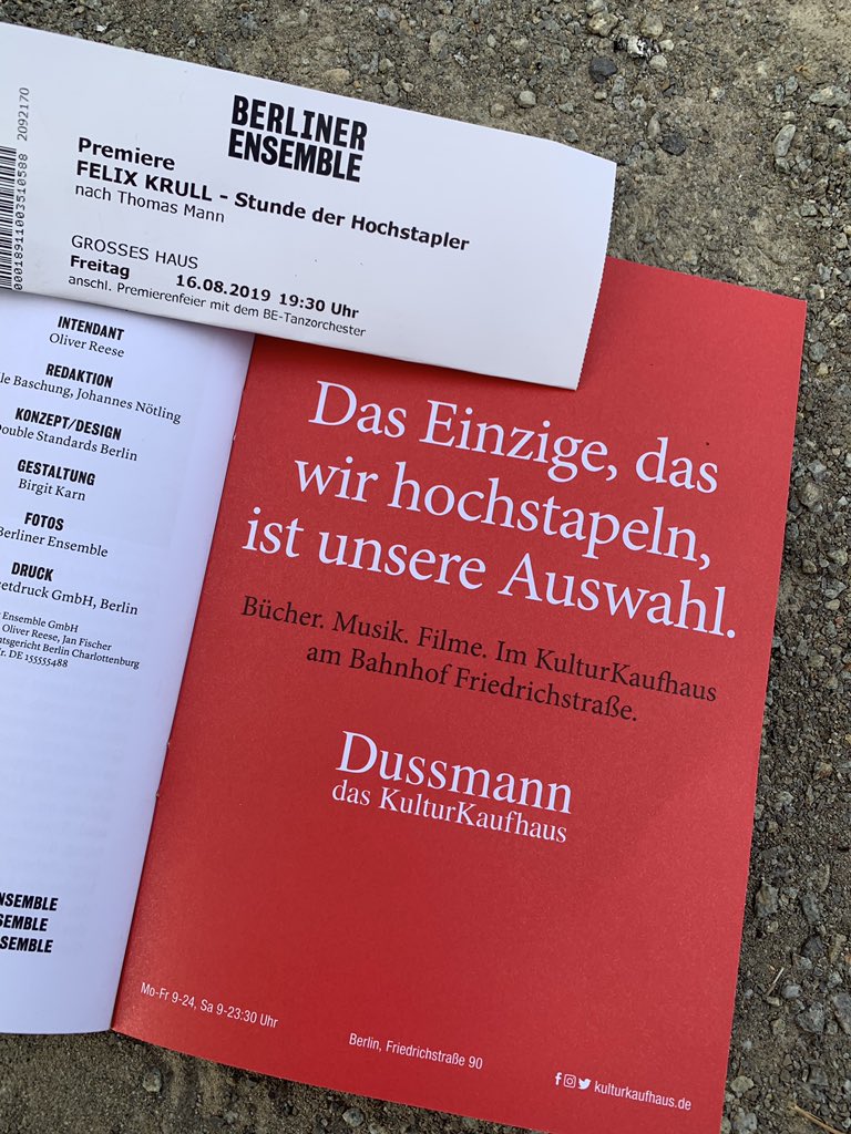 KatrinPauly's tweet photo. Heute unter Hochstaplern: Werbung von @_Dussmann_  im Programmheft zur „Felix Krull“-Premiere @blnensemble 
#BEkrull https://t.co/jYvHIGBlUL