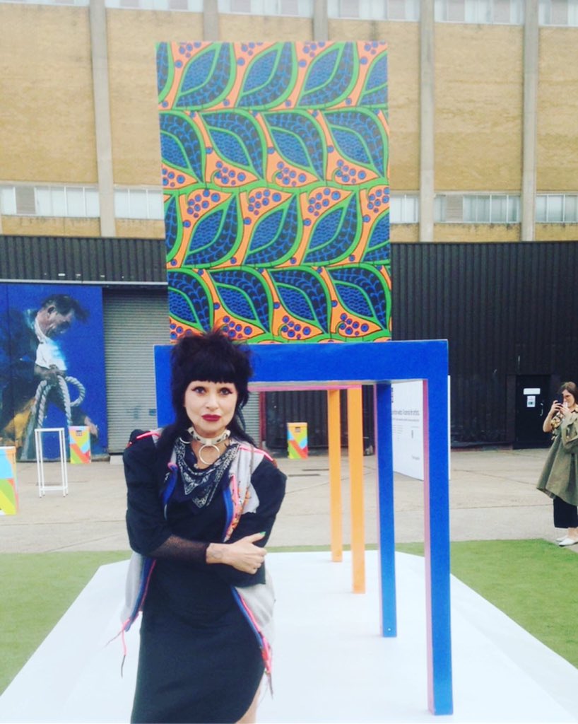 PrincessJulia__'s tweet photo. It's not everyday I get asked to make a speech! At the launch of #artolifewtr supporting #EmergingArtists @Lynnie_Z @YinkaIlori_  @craigandkarl with #art embellished bottles in London's @trumanbrewery yesterday, on this weekend free #ad #thirstinspiration https://t.co/qfxFSVBnrT