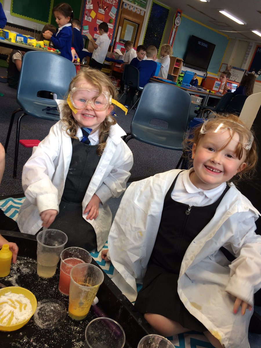 More science fun for these P1 & P2 pupils today! We carefully poured, sprinkled and measured a variety of substances into water to see what would happen and we were delighted with the results! 🧪👩‍🔬👨‍🔬 @STEMEduc @STEMscotland