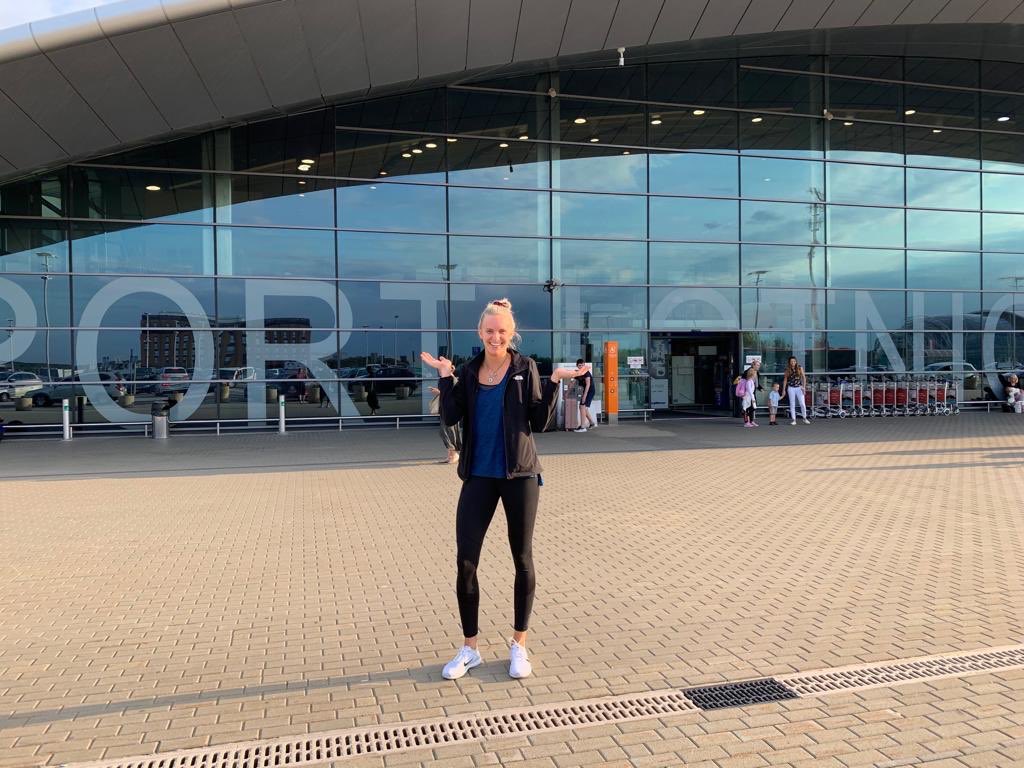 KSDevelopres's tweet photo. Już jest z nami! Gorąco przywitajmy naszą #1 #AliFrantti w Rzeszowie! ✅❤️
🇺🇸➡️🇵🇱✈️
Już niedługo, coraz bliżej @SiatkarskaLiga 🏐👌🏻 https://t.co/n9GgFc9tsk