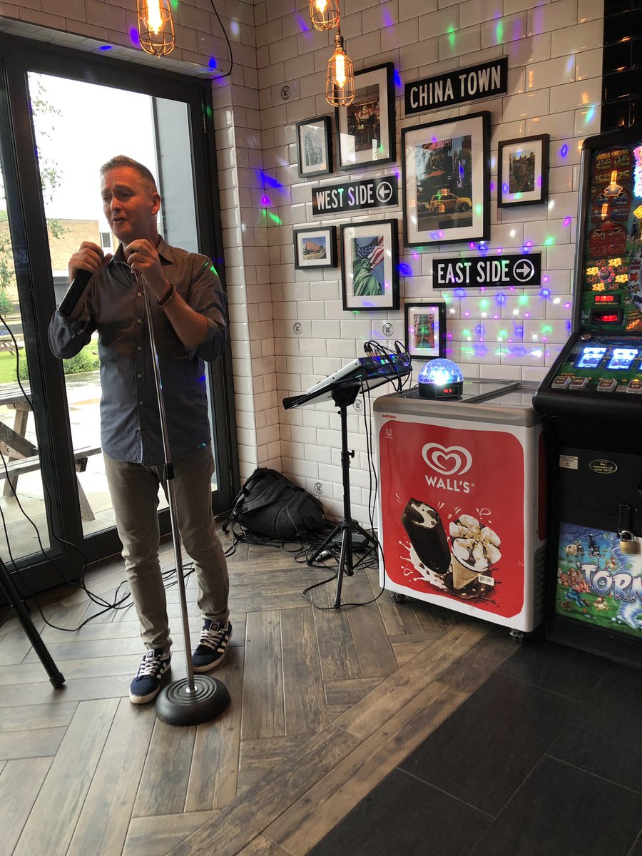 Gary Winter is here to keep us dry in Grand Central this evening 🎤🎶