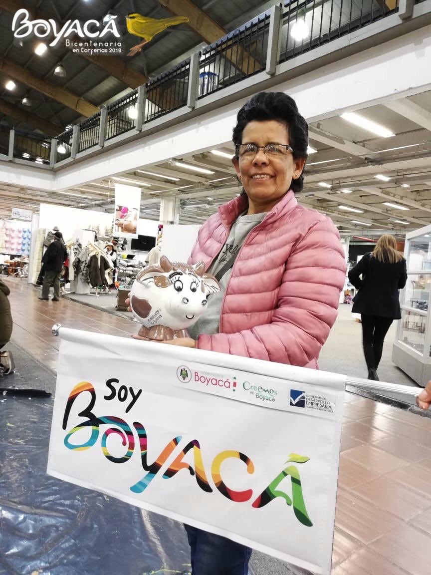 GobBoyaca's tweet photo. ¡Vivamos y disfrutemos #BoyacáBicentenariaEnCorferias! 

Las personas que visiten el pabellón 6 Soy Boyacá, donde las artesanías son protagonistas, pintando una cerámica y publicando la foto en sus redes sociales, podrán  llevársela a casa gratis como recuerdo de esta tierra . https://t.co/VzZwukaEYD