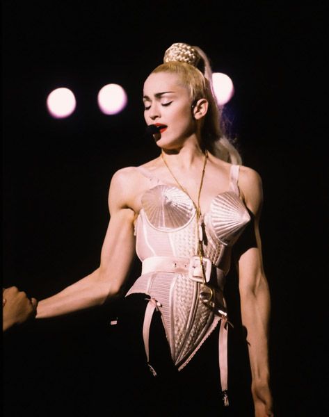 carlinha's tweet photo. Desde o começo da carreira, ela soube usar a moda pra se comunicar, chocar, provocar, influenciou gerações e se tornou ícone de estilo 

✨Dia 16/08 é aniversário da Madonna e aqui vai uma thread com alguns looks dela✨ https://t.co/4gMgtAEp2U