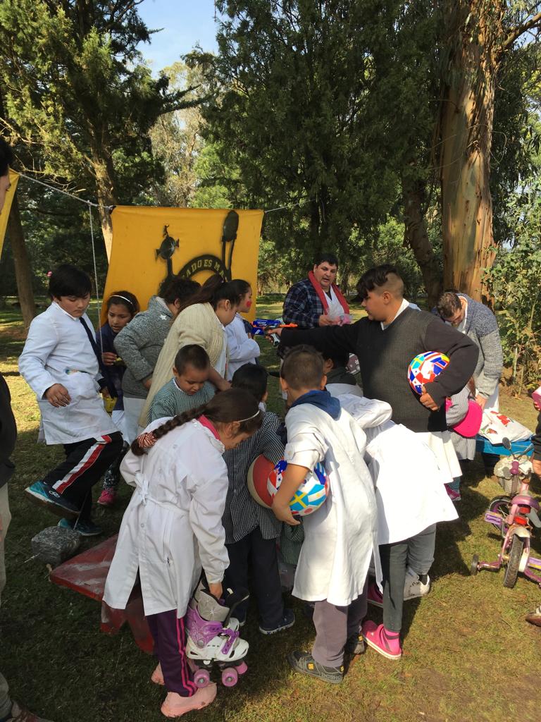 maldonado_manya's tweet photo. Hay imágenes que valen más que mil palabras. Hoy pasamos una jornada maravillosa con los niños y el cuerpo docente de la escuela rural 11 en Maldonado.  #CastilloInflable #Juguetes #AlfajoresCAP #DiaDelNino #DiaDelCarbonerito #Peña #MaldonadoEsManya https://t.co/aqzAQiiurs