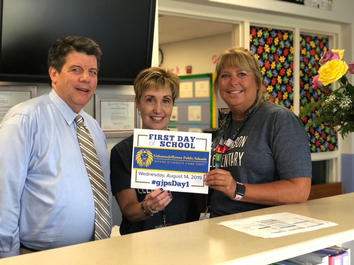 GahannaJeffersn's tweet photo. Jefferson Elementary welcomed their students and staff back to school IN STYLE on Wednesday for #gjpsDay1. We πππ the energy in the air and we just know it is going to be an awesome year! #gjpsDay1 #WelcomeBackGJPS #theGJPSway https://t.co/kiPkgnSuP8