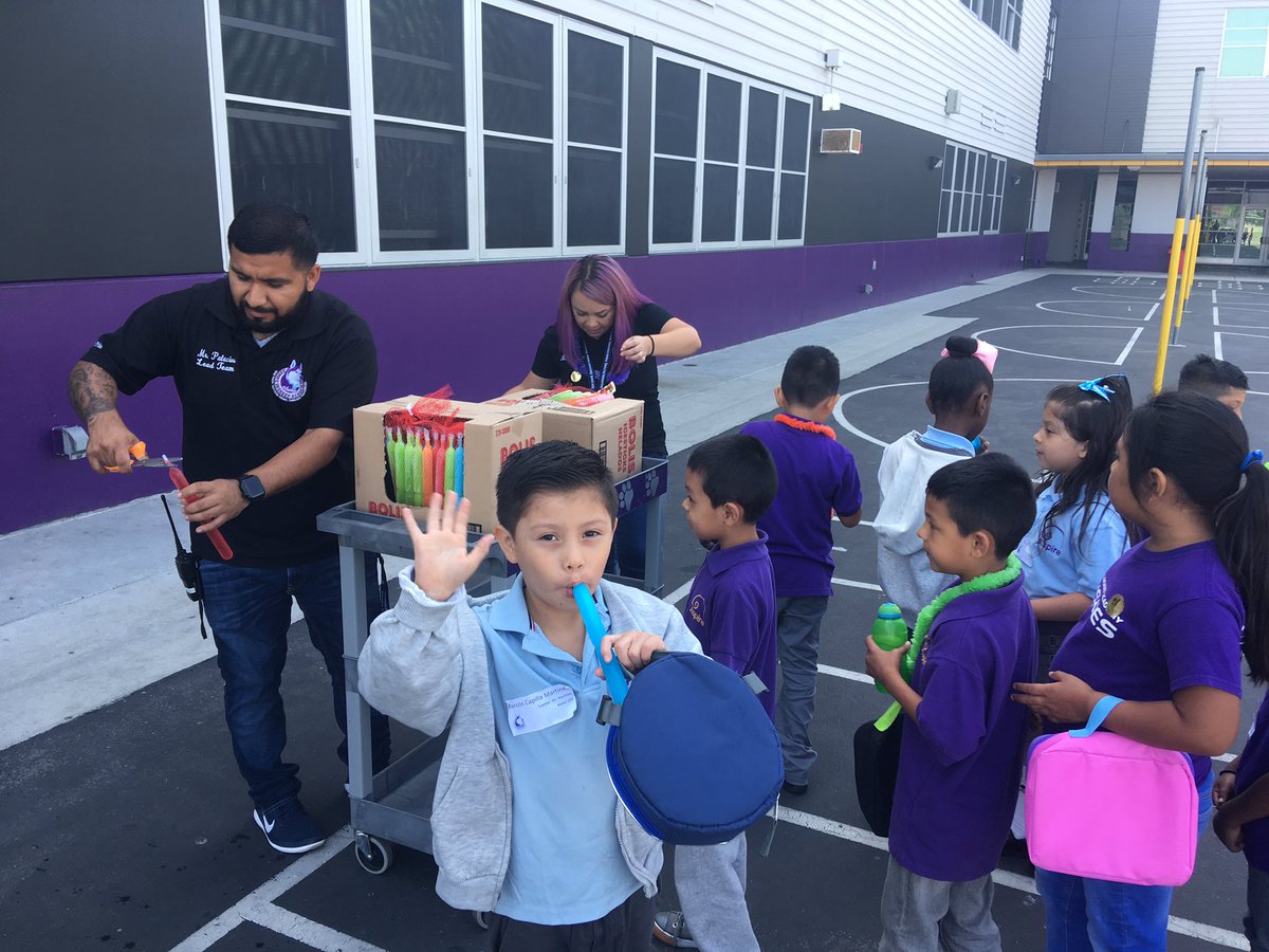 barajas_inskeep's tweet photo. Thank you @palaciosisaias1 for keeping our scholars cool with a classic ice cream. Congrats scholar and keep up the good work for following your 4 responsibilities ❤️ https://t.co/F5E9N4dLlb