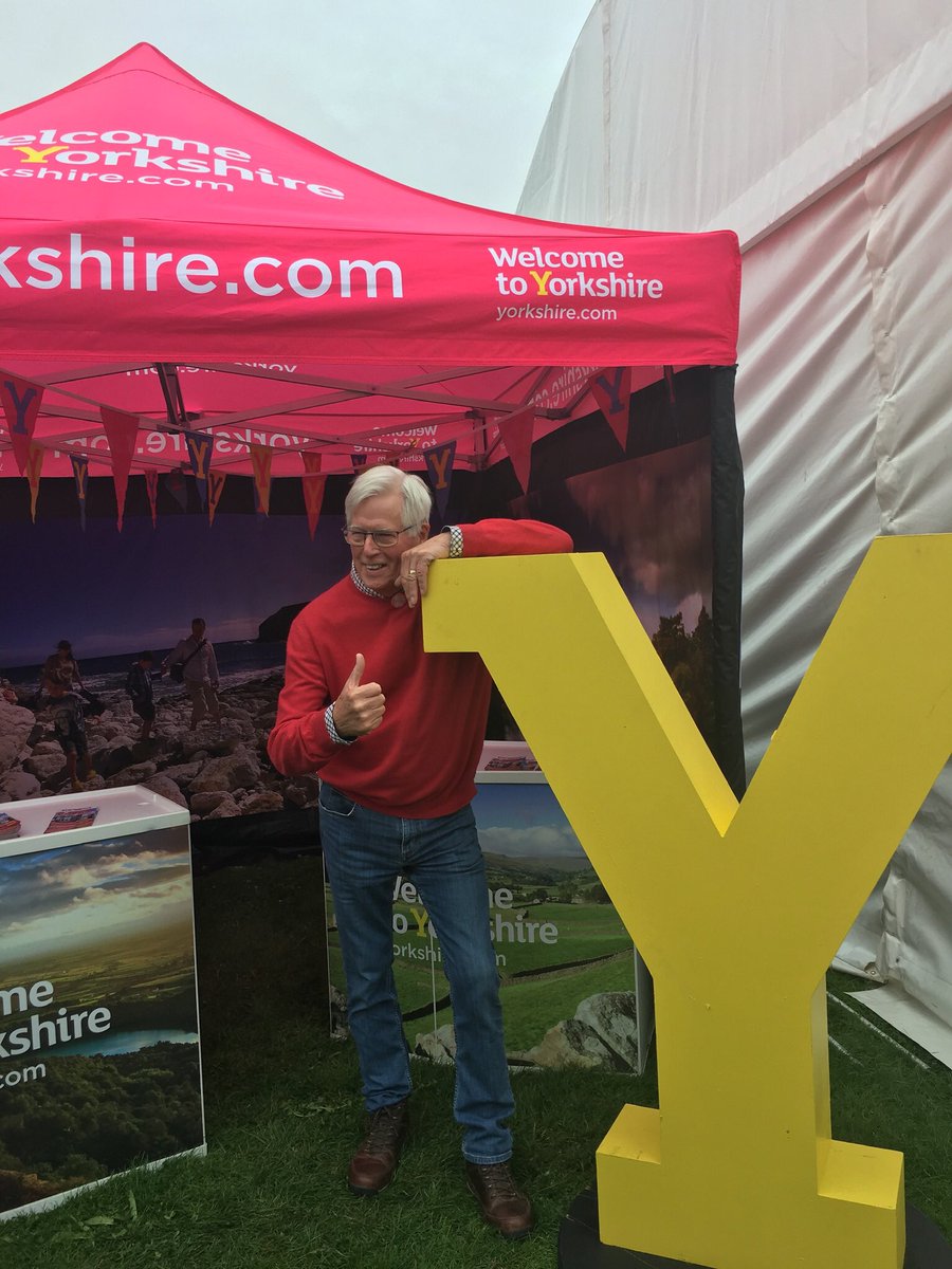 CarolynNicoll's tweet photo. Had a great day at @Countryfilelive @CastleHowardEst with some fabulous guests visiting the @Welcome2Yorks stand @tomheapmedia, birthday boy #JohnCraven &amp; the always lovely @AmandaOwen8 #shepherdess -#bbccountryfilelive is on all weekend &amp; the 🌞 is going to shine! #Yorkshire https://t.co/JDVajzkhXR