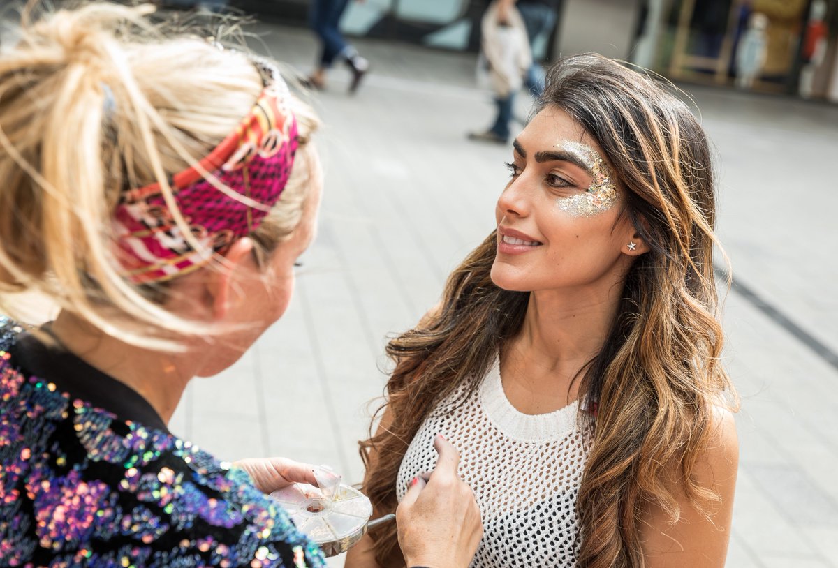 londonoutlet's tweet photo. Free Festival Fun this Weekend at LDO🎉
Festival trend styling talks @ 1:10, 3:10 & 4:10 - spaces are limited, so get your seat early.
There's more! Live music with Ky Lewis & Luca Fiore, food tasting from Wrapchic & glitter make-up!
https://t.co/O4Jv6YZOOu
#HelloLDO https://t.co/l58lsCRc62