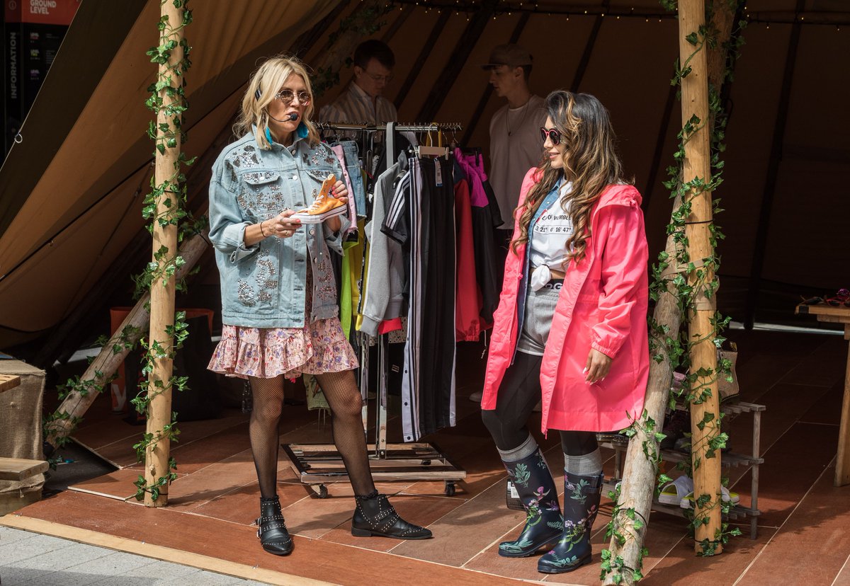 londonoutlet's tweet photo. Free Festival Fun this Weekend at LDO🎉
Festival trend styling talks @ 1:10, 3:10 & 4:10 - spaces are limited, so get your seat early.
There's more! Live music with Ky Lewis & Luca Fiore, food tasting from Wrapchic & glitter make-up!
https://t.co/O4Jv6YZOOu
#HelloLDO https://t.co/l58lsCRc62