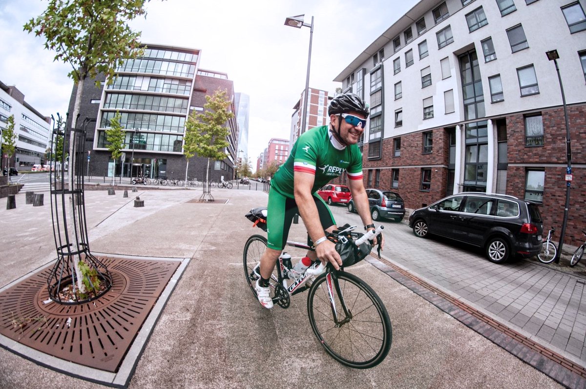 triplesense's tweet photo. #RideWithReply startet am Sonntag! 5 Tage mit dem Bike von Frankfurt nach Hamburg (724 km) mit Stopps @6 @Reply_DE offices #LifeatReply! Wir hier fragen uns, wofür DanTheMan (@Terafitz) die #Bahncard braucht?! 🚴 https://t.co/1g4bUskZq3