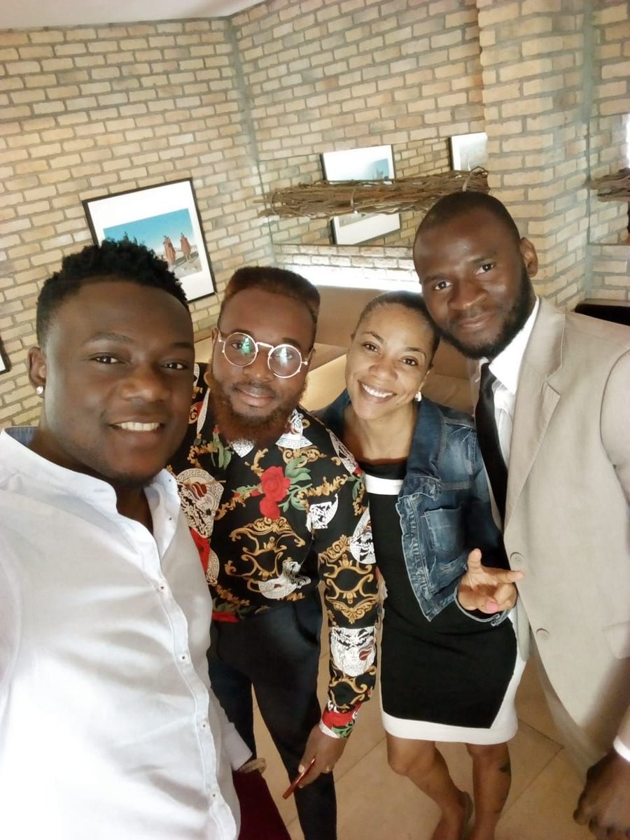 bwevip's tweet photo. Momento dos famosos pertence ao casal Yobass na companhia do stylist Bruno de Carvalho e o CEO da Inova Comunicação Gonçalves.
#famosos
#angolanos
#stylist
#yobass
#inova
#momento
#famosos https://t.co/FcjOmzUUhm