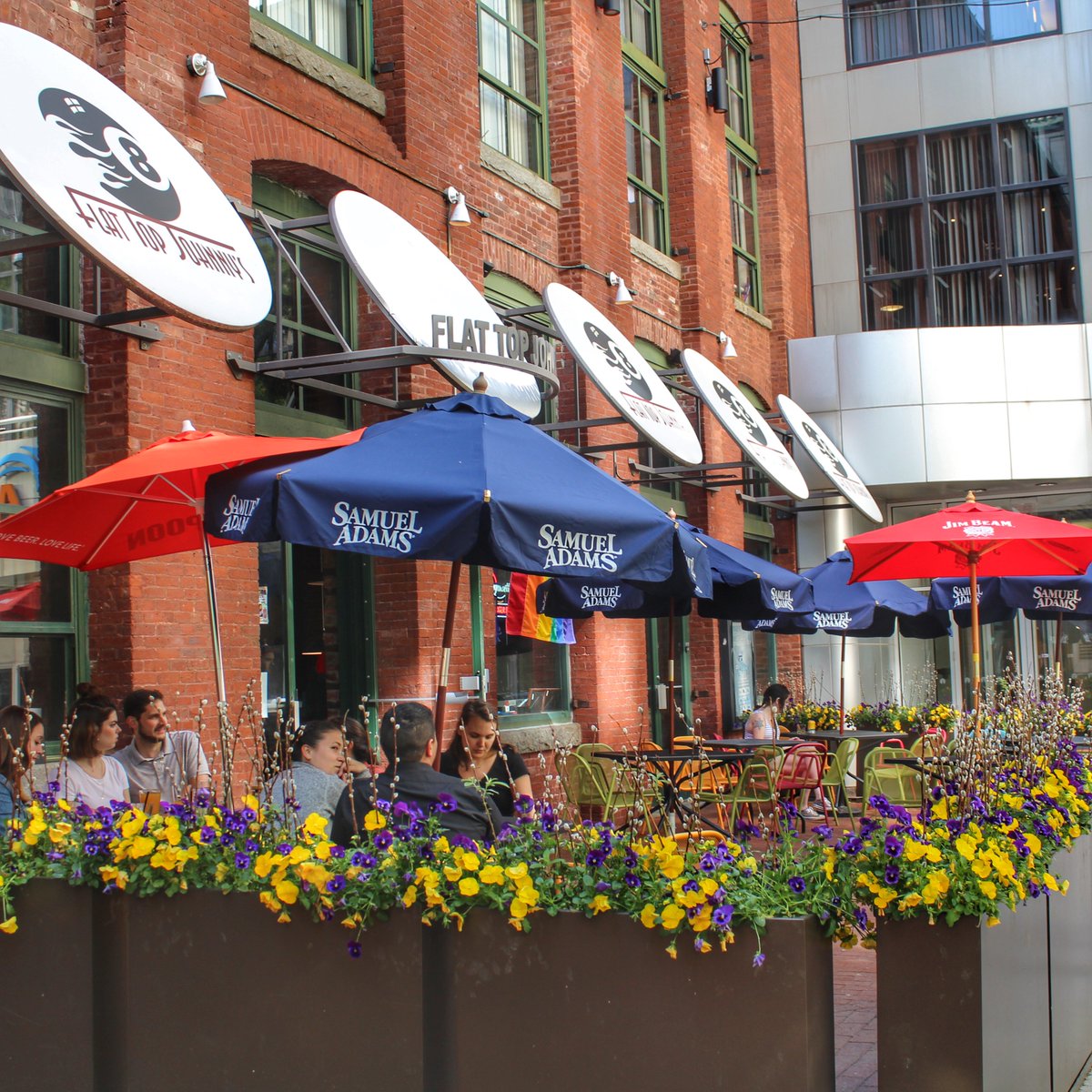 FlatTopJohnnys's tweet photo. Summer Fridays means making it to the #Flatio early. πππ» #kendallsq #cambma https://t.co/geiCq64b0n