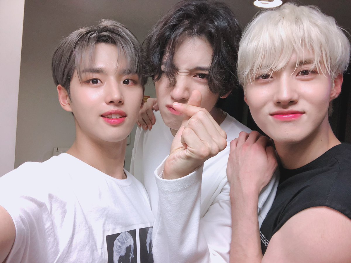 CUBE_PTG's tweet photo. [#홍석] 투석 -> 나도 껴줭 -> 꼈다 히히
Story by 여원 https://t.co/EV9oxzWxL5