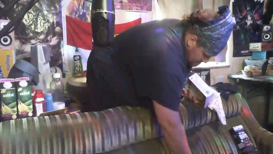 Wie so ein Zauberer ... unglaublich, was er da alles von außerhalb des Bildes rausziehen kann.