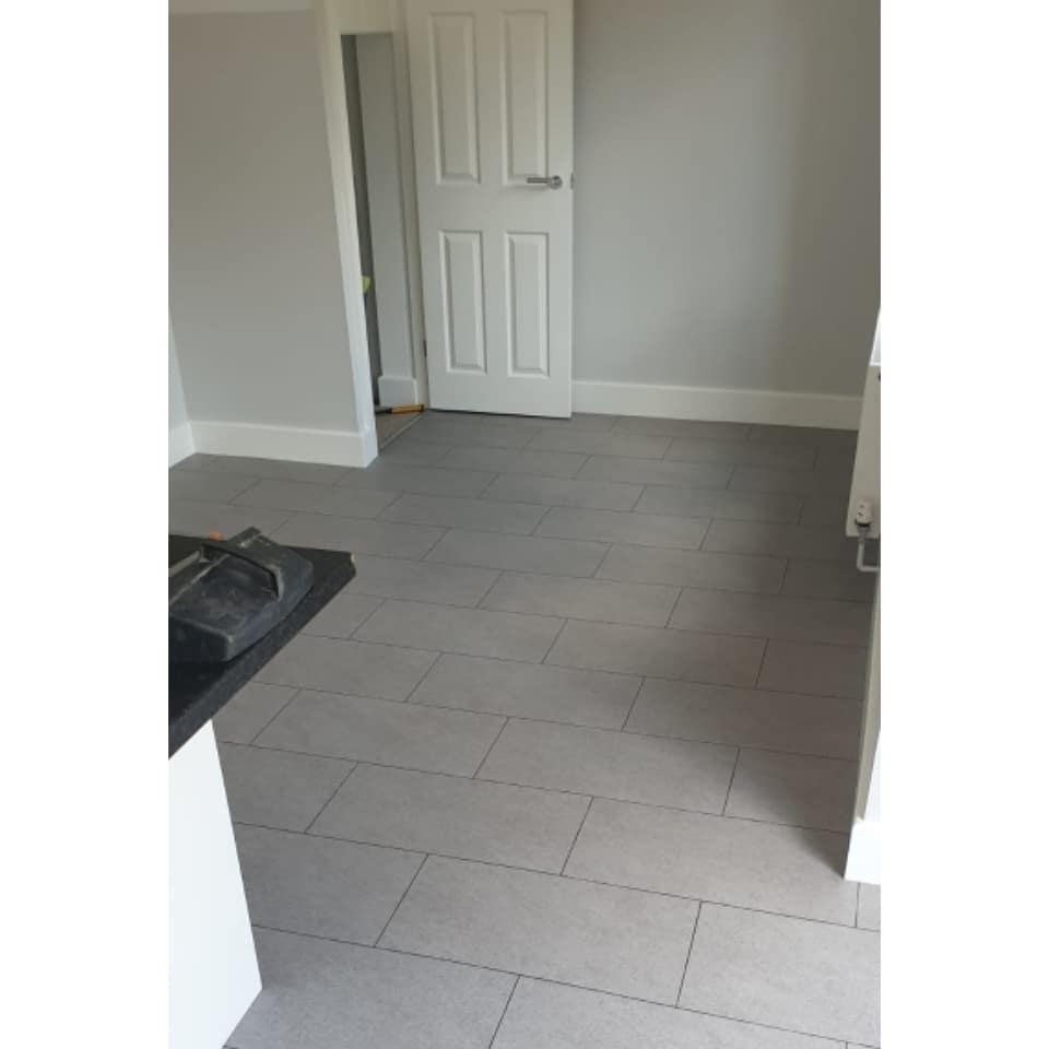 How stunning is this kitchen transformation 😍😍 
<a href="/ProjectFloorsUK/">Project Floors UK</a> Welsh Granite with DS307 design strips #yourprojectourfloors