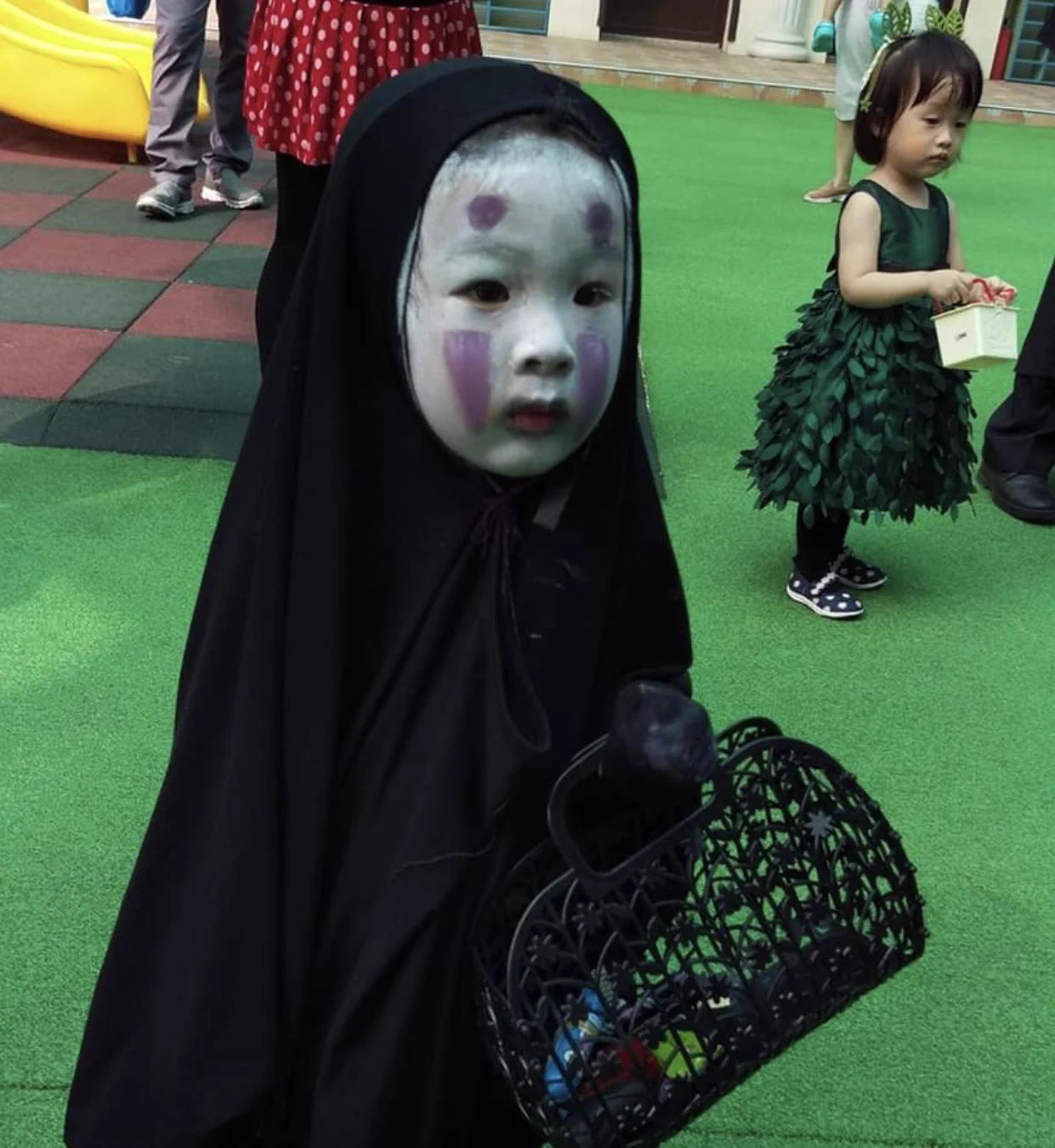 子供じゃなくても泣いてしまう？ハロウィンでカオナシのコスプレをする幼稚園児www