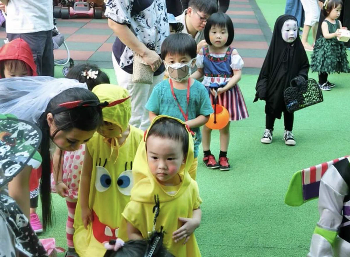 子供じゃなくても泣いてしまう？ハロウィンでカオナシのコスプレをする幼稚園児www