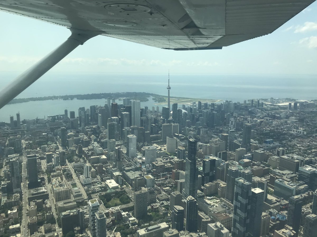 cagd1984's tweet photo. This was taken a couple of weeks ago in Canada 👌🏻 #wingfriday #Toronto #CNTower https://t.co/76wYLwsDJH