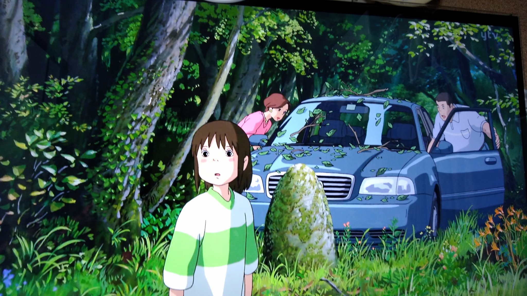 美魚 みお 千と千尋の神隠し 最後の場面で車に葉っぱとか枝が掛かってたのってだいぶ時間が経過してたってこと T Co Putw7mmsqf Twitter