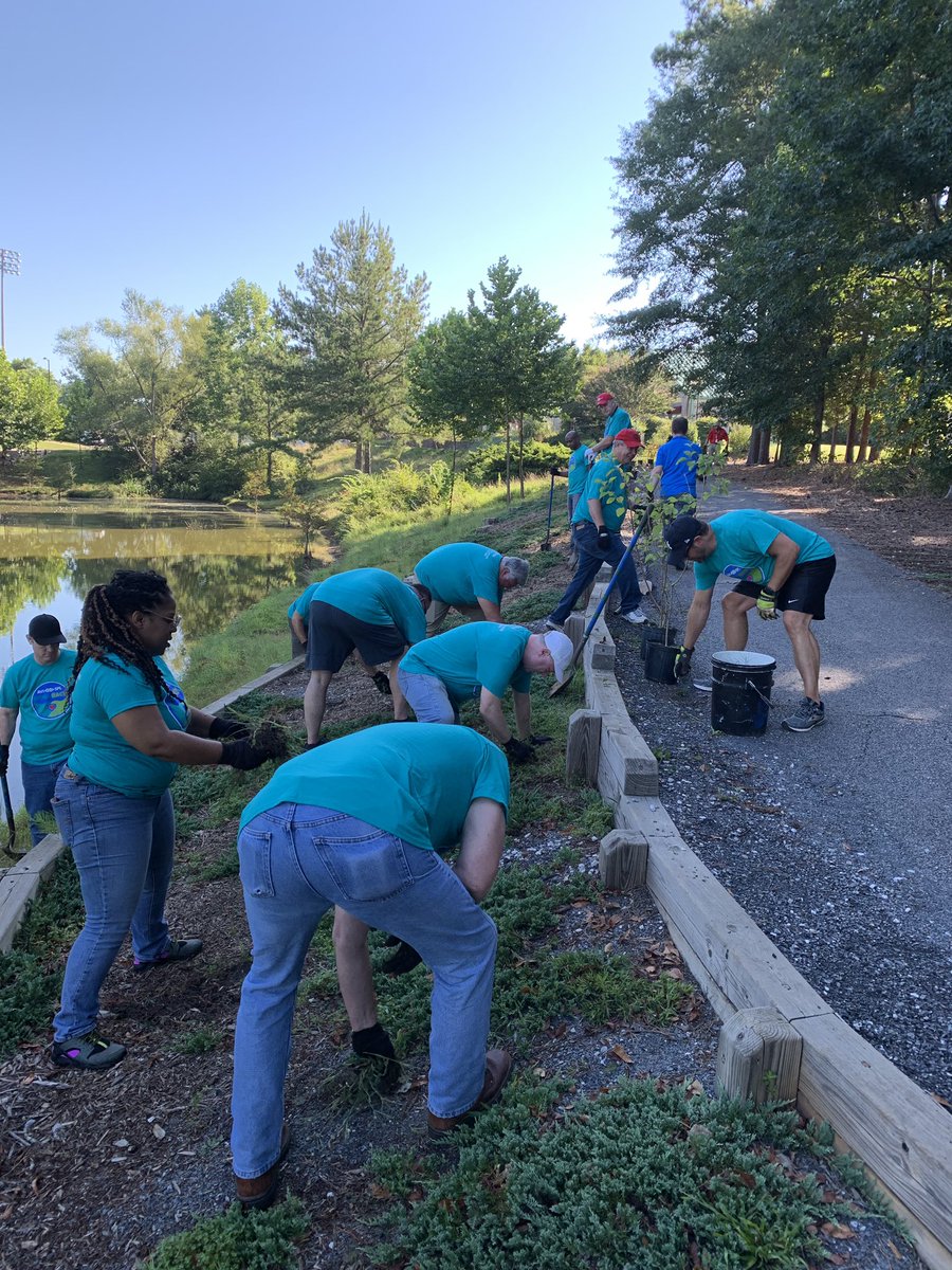 tonycasciotech's tweet photo. It’s a balmy #AVISPLGivesBack day for our @avisplinfo #Atlanta team! Working with our new friends at Bethesda Senior Center! https://t.co/CD3Np8sAqw