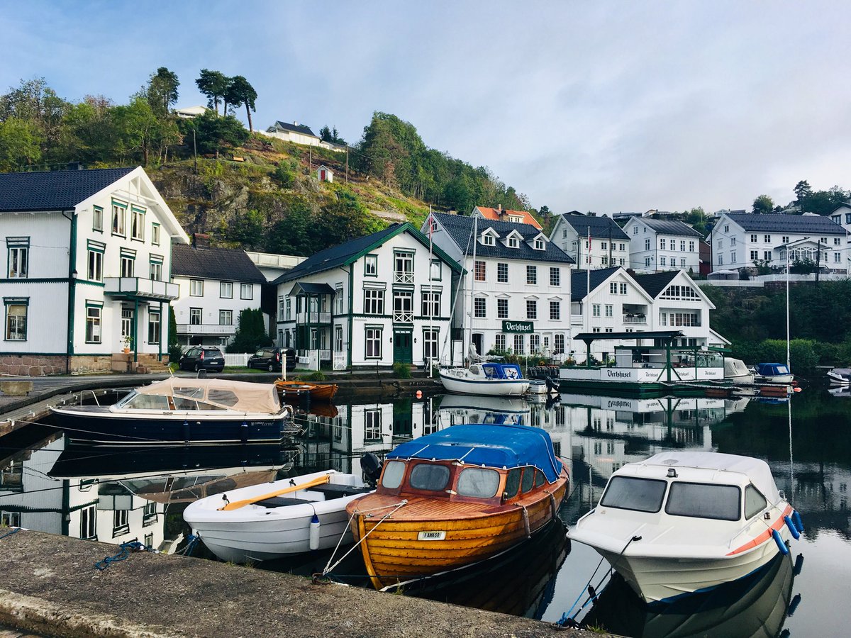 createstreets's tweet photo. Tvedestrand, Norway. Boats, beautiful homes and shops in the quiet of a late summer morning. Fjord in front. Mountains behind. Is this heaven? 🇳🇴 🌲 🚣‍♀️ 🌊 🏠 https://t.co/ZvzoPCF3vF