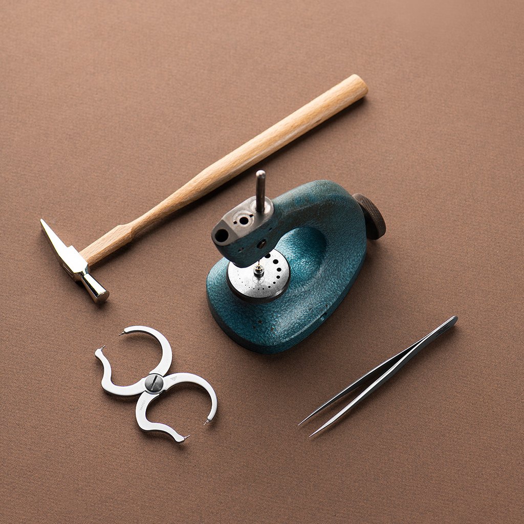 Staking-tool, hammer, figure-of-eight calliper and tweezer compose the perfect watchmaker's tool set for a smooth watch assembly. 

#AteliersdeMonaco #dMc #Watchmaking #Horology #Horlogerie #Watchmaker #Horloger #Craftsmanship #SavoirFaire #GardeTemps #Switzerland #Suisse #Geneva