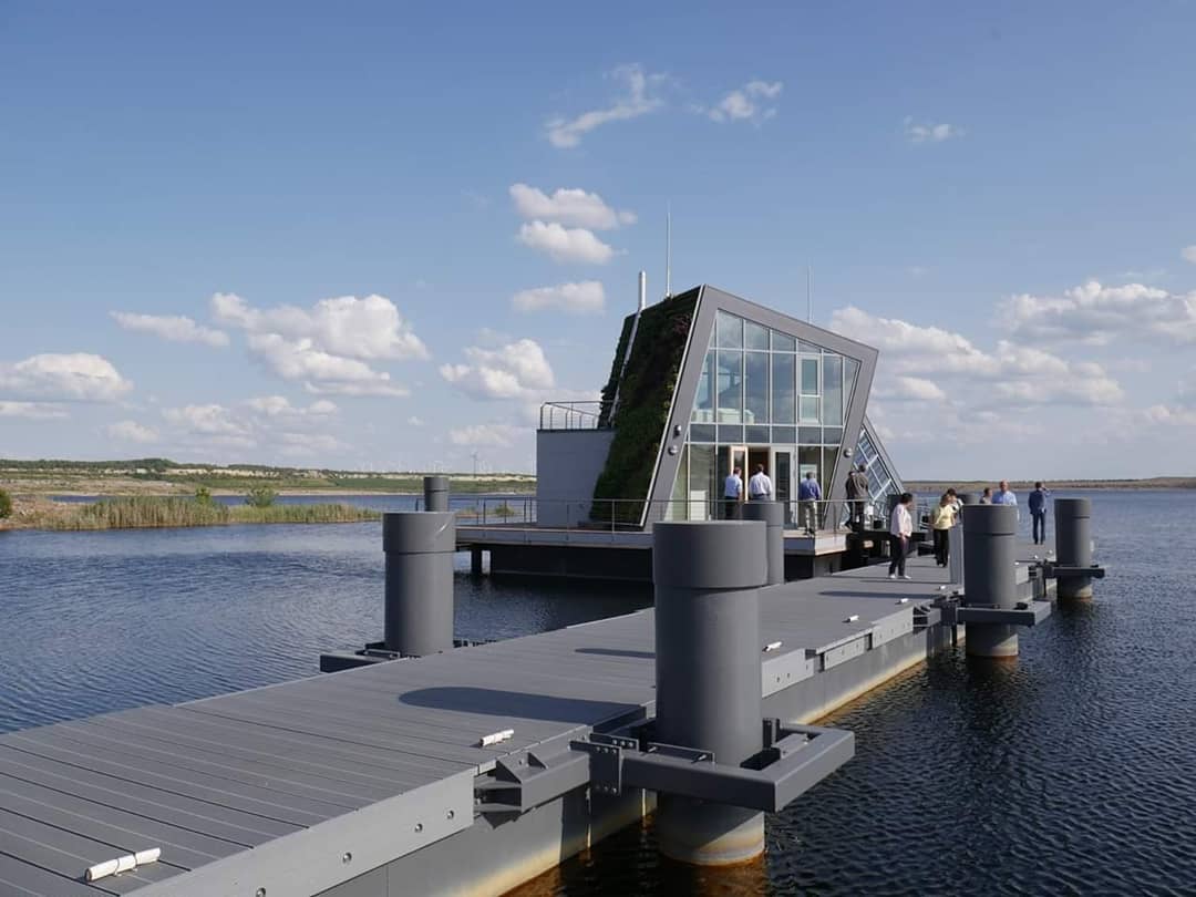 IHKCottbus's tweet photo. Ausschuss für #Umwelt und #Energie am Besucherbergwerk F60 in #Lichterfeld. Dr. Schulze, Fraunhofer IVI #Dresden stellte das schwimmende autartec®-Haus am Bergheider See vor. https://t.co/xXRhl1kscL