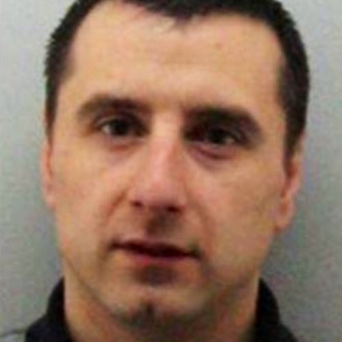 Andreas_Wegener's tweet photo. Seit Donnerstag gibt es nur noch 684 Gefangene in #Bochum: Aleksander Erceg (42) entkam mit einem Fünf-Meter-Sprung im Sporthöschen! Er war durch die Turnhalle geflüchtet. Die Wachkanzel daneben ist derzeit geschlossen – wegen Astbest-Belastung. #Fahndung https://t.co/42Pxc01Zqm