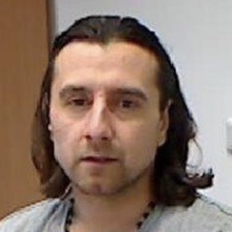 Andreas_Wegener's tweet photo. Seit Donnerstag gibt es nur noch 684 Gefangene in #Bochum: Aleksander Erceg (42) entkam mit einem Fünf-Meter-Sprung im Sporthöschen! Er war durch die Turnhalle geflüchtet. Die Wachkanzel daneben ist derzeit geschlossen – wegen Astbest-Belastung. #Fahndung https://t.co/42Pxc01Zqm