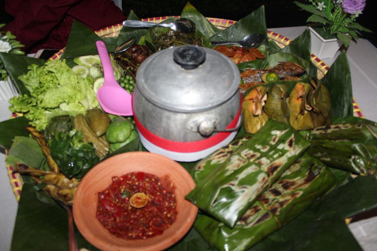 dick_wisesa's tweet photo. Eta pais naon.. 
Lomba ngaliwet #HUTPurwakarta https://t.co/SfSwIKbD9l