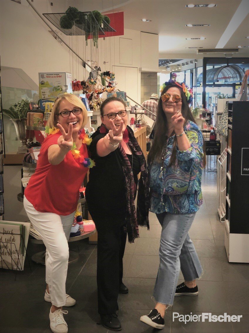 PapierFischer's tweet photo. #50JahreWoodstock: #Karlsruhe feiert das Jubiläum des #Woodstock Festivals ☮️ Auch bei uns stehen die Zeichen auf #FlowerPower. Heute & morgen erwarten euch in der #Innenstadt #Musik & #WalkingActs. Entdeckt in unserem #Schaufenster #Fotografien des legendären Musikfestivals 🌻 https://t.co/U2gocKs4nZ