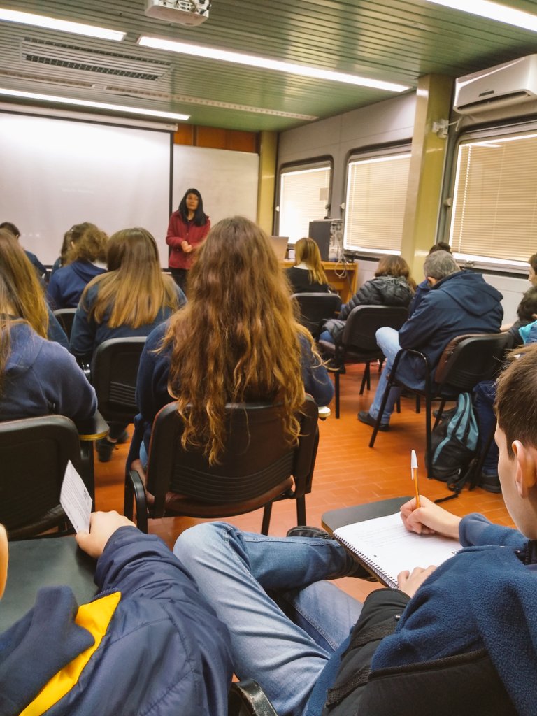 PTLCSAPEM's tweet photo. #PTLC
Hoy recibimos la visita de alumnos de primer año de la Escuela San Ezequiel Moreno de Santa Fe. Laura Ibáñez de la empresa #azchrum les contó sobre su experiencia como emprendedora. https://t.co/pErjjj8qV1