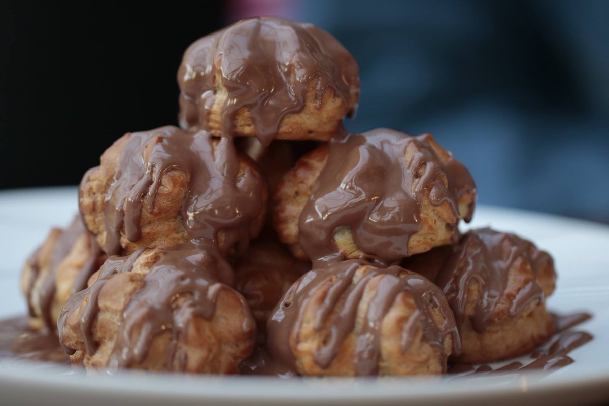 One cream puff, two cream puff, three cream puff, keep on counting… and keep on smiling… chocolate over cream puff or cream puff over chocolate
.
.
.
#dipndip #dipndipcanada #mydipndip #BurlON #zagat #foodpornshare #forkyeah #dessert #sweeeeets