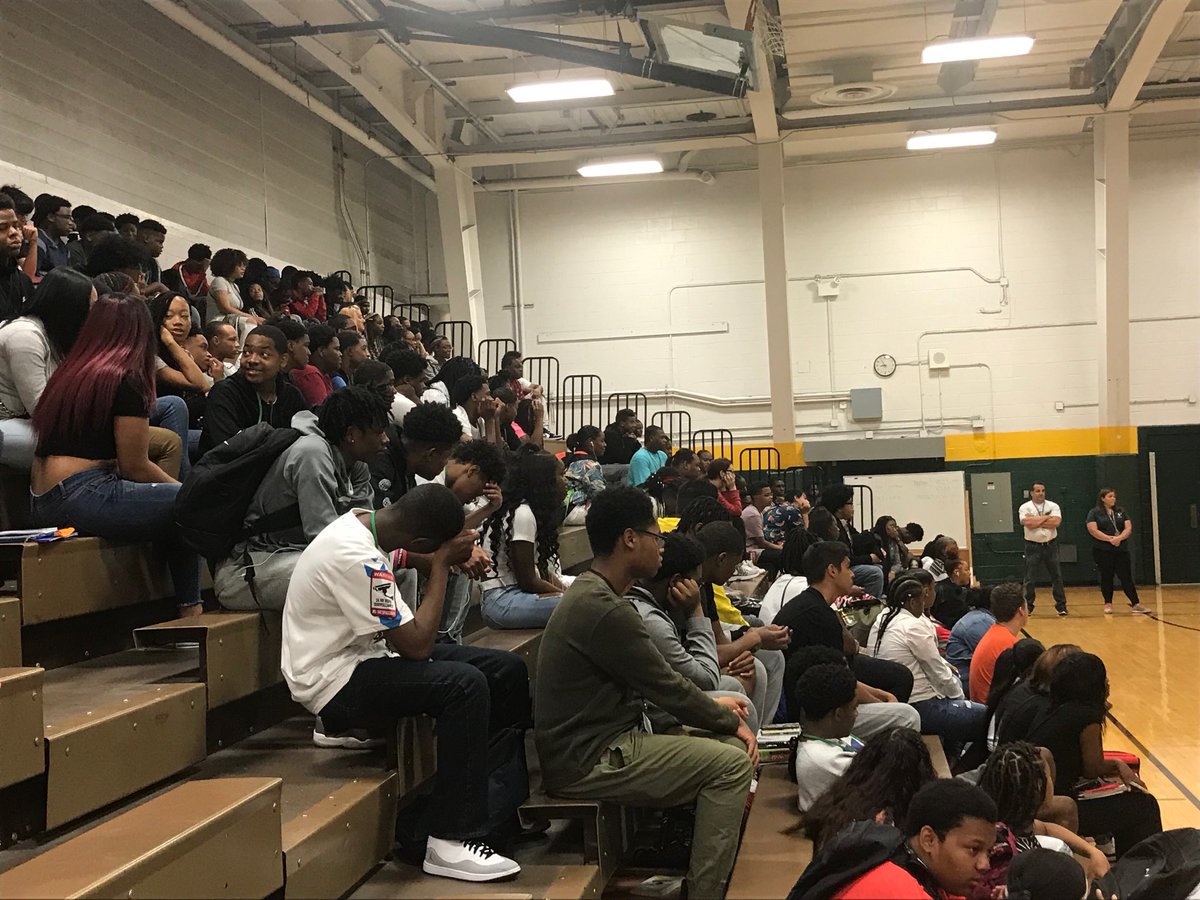 SheilaH1010's tweet photo. Class of 2022 and our local police department sharing ideas! ⁦@dr_brass⁩ ⁦@QuincyOwens4⁩ ⁦@RichEastHS⁩ https://t.co/IpzqkxsdLO