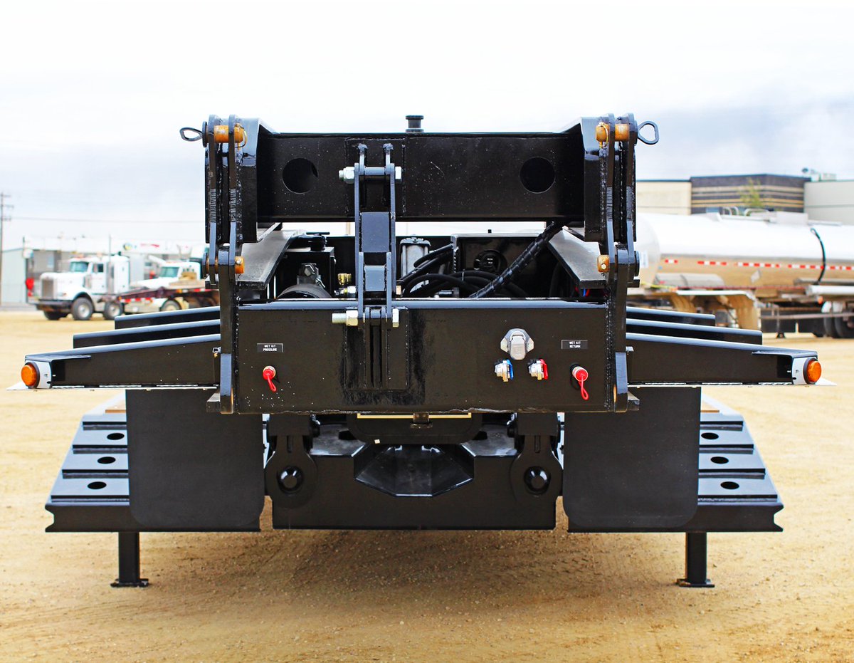 HayworthEquip's tweet photo. We heard #frontendfriday is a thing so we thought we'd take this opportunity to appreciate the front end of this hydraulic detachable gooseneck lowbed 👌 https://t.co/9RoS2vrc8x