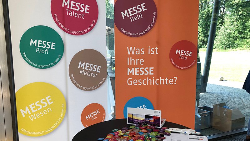 AUMAeV's tweet photo. Wir sammeln Messegeschichten! Auf dem #TIK2019 konnten sich Besucher an unserem Infostand unter zehn bunten Buttons den passenden für sich aussuchen - den MesseHasser hatten wir allerdings auf Nachfrage nicht im Angebot😳https://t.co/cPfxMojPx7 #MesseMensch #MesseFan #Messefail https://t.co/2FppgioKOI