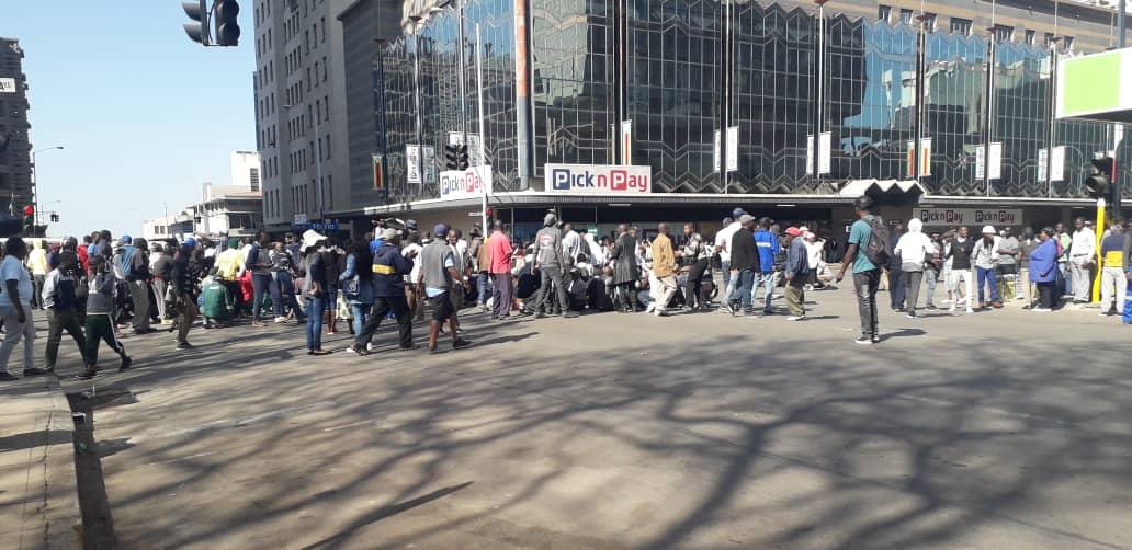 Twinsis50497431's tweet photo. Pane asipo! #ZimFreedomMarch #MDCRELOAD #Demo @mdczimbabwe @MDCAllianceZW @CdeEffort @cdebhana @ZimEye https://t.co/6qCxBquDSb