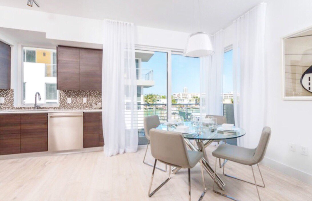 irisonthebay's tweet photo. The kitchens combine beauty and artistry of wood design, boasting extraordinary details with its array of color tones and patterns 🔸 Contact us at (786) 693-9669 for a private tour of this stunning retreat. https://t.co/S0PpwWbgJD