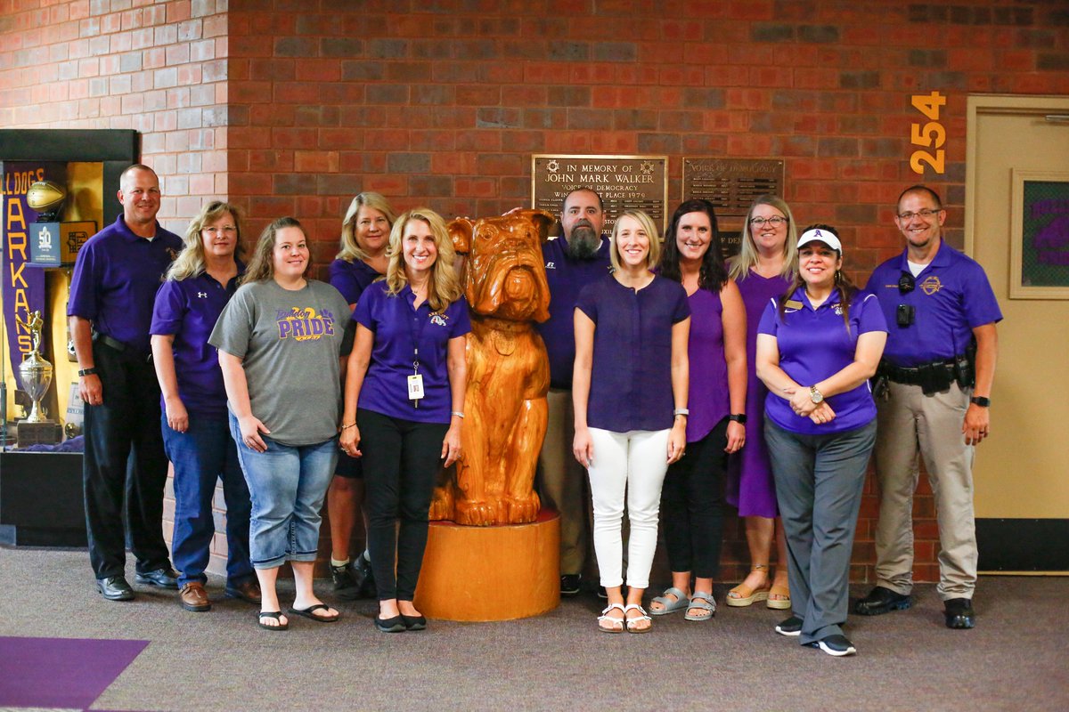 ArkCitySchools's tweet photo. It's the first Friday of the school year and this ACHS crew knows that on Fridays - We👏Wear👏PURPLE👏
@ACHS_Admin
@achsbulldogs
#ArkCityPROUD
#ACback2school https://t.co/tb6d5CNog3