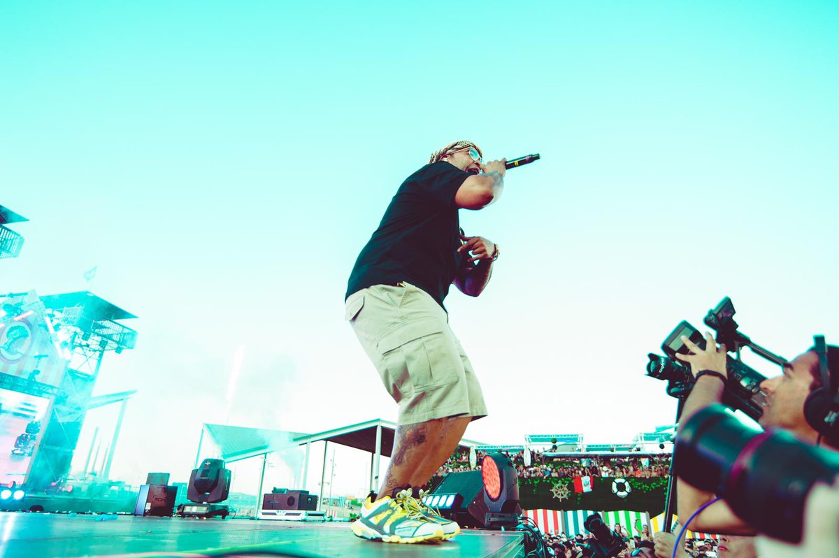 08sesion's tweet photo. El Rey @DONOMAR puso patas arriba el festival mas importante de Europa @ReggaetonBeach #Barcelona con todos sus éxitos.

Fotos by / @ziatoutman https://t.co/Y2jup8rIAe