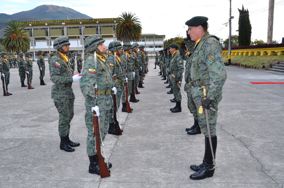 esmilecuador's tweet photo. En la Escuela Superior Militar “Eloy Alfaro”, se llevó a cabo la ceremonia militar para nombrar al nuevo Cuerpo de Brigadieres para el primer semestre del año lectivo 2019 – 2020 de la Promoción No. 120 “Gral. Francisco Javier Salazar”. #ComprometidosConLaPatria https://t.co/udo6ZGXPie