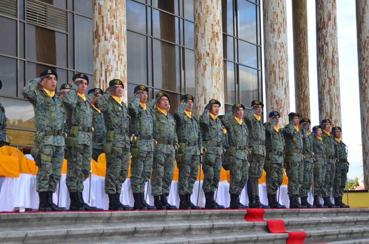 esmilecuador's tweet photo. En la Escuela Superior Militar “Eloy Alfaro”, se llevó a cabo la ceremonia militar para nombrar al nuevo Cuerpo de Brigadieres para el primer semestre del año lectivo 2019 – 2020 de la Promoción No. 120 “Gral. Francisco Javier Salazar”. #ComprometidosConLaPatria https://t.co/udo6ZGXPie