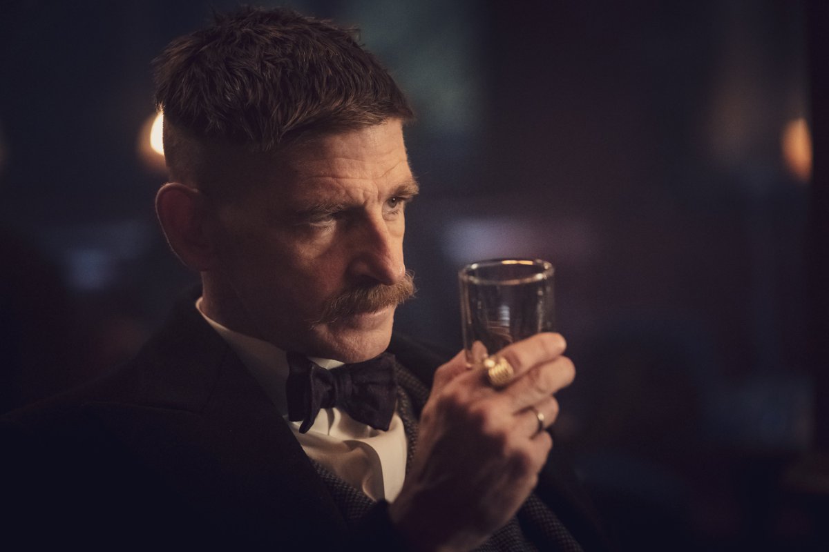 NetflixES's tweet photo. Hemos recibido la orden desde Birmingham y cualquiera les dice que no: los Shelby se convierten en parte de la familia Netflix. La quinta temporada de los #PeakyBlinders llega el 4 de octubre. https://t.co/JAsiMZrdUi
