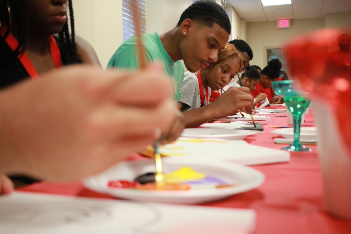UL_RHA's tweet photo. Freshman Students enjoying #sipandpaint put on by our wonderful S.A.U.C.E mentors #sauceitup #geauxcajuns #cajunsof2023 https://t.co/UNfPKaOqdI