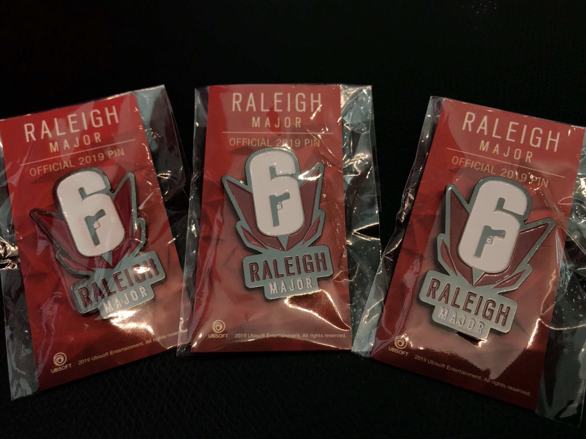 Rainbow6JP's tweet photo. 【ギフトキャンペーン】
Six Major Raleigh メインステージ配信中‼️

🔴https://t.co/J3iA4nOq0D

開幕を記念して会場でしか手に入らないオフィシャルピンバッチを抽選で3名様にプレゼント🎁

<<応募方法>>
❶@Rainbow6JP をフォロー
❷このツイートをリツイート

締め切り: 8月18日 https://t.co/FtvyXPoMOj
