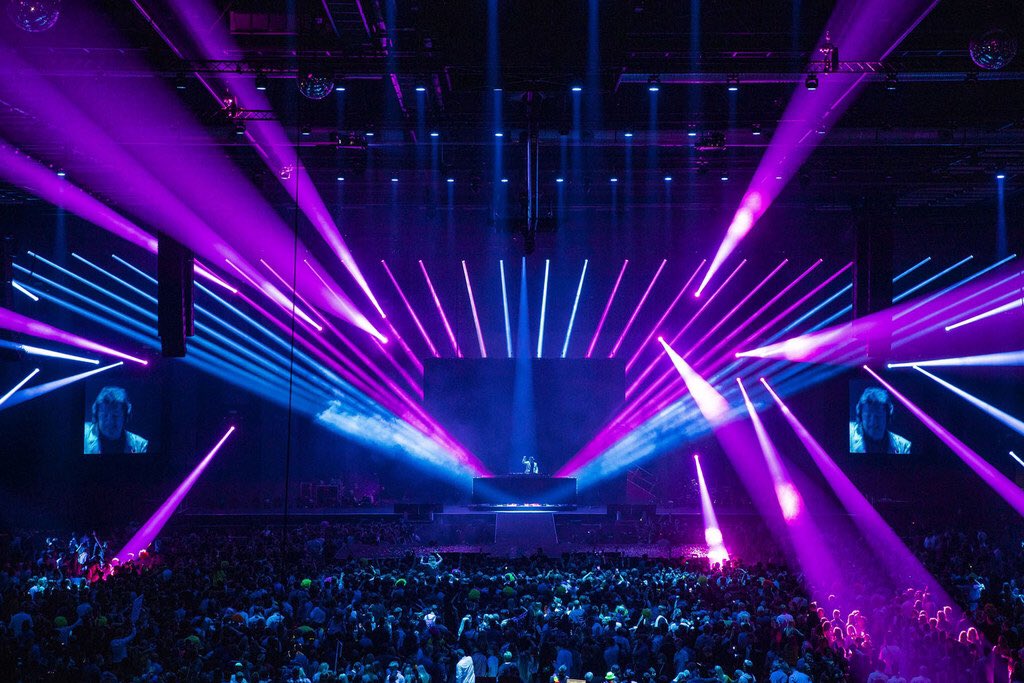 Robelighting's tweet photo. Celebrating their 25th anniversary, #REMA1000 held a massive party at the #JyskeBankBoxenArena & #lightingdesigner Sune Verdier utilized @Robelighting #MegaPointe, #BMFL & #Strobe luminaires plus #RoboSpot systems supplied by #SimpleCreations. https://t.co/BaLEZkSQuD ๐ธ @loosplat https://t.co/1lr4RZakK8