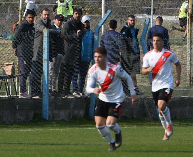 diegoborinsky's tweet photo. Ey, usted, el de gorrita azul y manos en los bolsillos, el que está entre Biscay y Barnao, qué hace en el predio Tita Mattiussi mirando a la Reserva de River, cuando sus futbolistas tienen descanso porque se entrenan a la tarde? Eh, qué hace usted ahí? https://t.co/yDldwXupzq